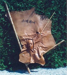 Asiatische Echtkörpermaske aus grubengegerbtem Leder - punzierter und gefärbter Name - Dschunke Segel Design - kombiniert mit Bambus - 
Preise auf Anfrage